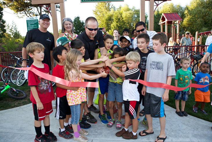 Bob Scott, THPRD board member, joins with children to
celebrate the opening of Hansen Ridge Park in Bethany.
The park is one of many recreational improvements made
possible by the district’s 2008 voter-approved bond measure.